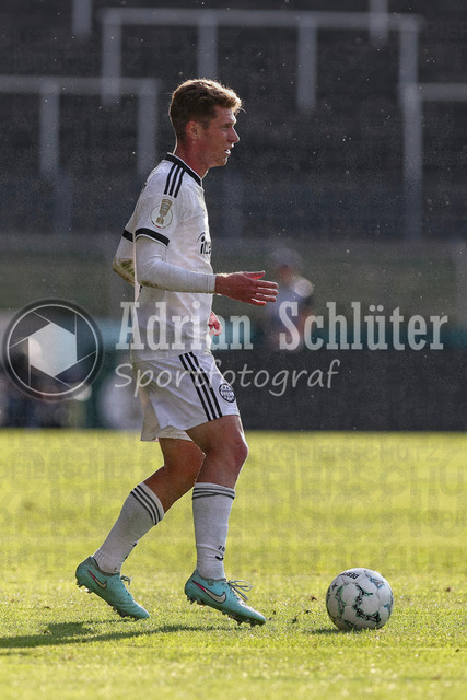 21.08.2026, GER, Fussball, Herren, DFB-Pokal, Saison 2026/2027, SC St. Tönis vs Eintracht Frankfurt | Elias Baum (Frankfurt) in Aktion am Ball, Einzelaktion