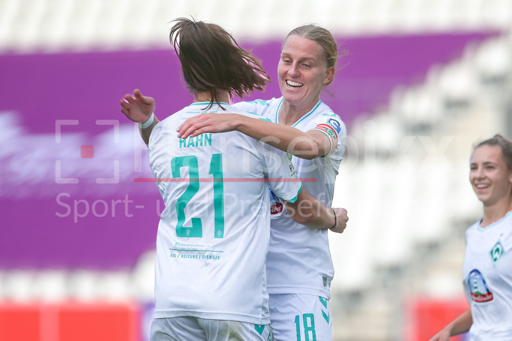 Fussball, Google Pixel Frauen-Bundesliga, SGS Essen - SV Werder Bremen | v.li.: Chiara Hahn (SV Werder Bremen, 21) und Torschützin Lina Hausicke (SV Werder Bremen, 18) mit Torjubel, Jubel, jubeln, jubelt, optimistisch, Spielszene, Highlight, Freude über das Tor zum 0:1, DIE DFB-RICHTLINIEN UNTERSAGEN JEGLICHE NUTZUNG VON FOTOS ALS SEQUENZBILDER UND/ODER VIDEOÄHNLICHE FOTOSTRECKEN. DFB REGULATIONS PROHIBIT ANY USE OF PHOTOGRAPHS AS IMAGE SEQUENCES AND/OR QUASI-VIDEO.