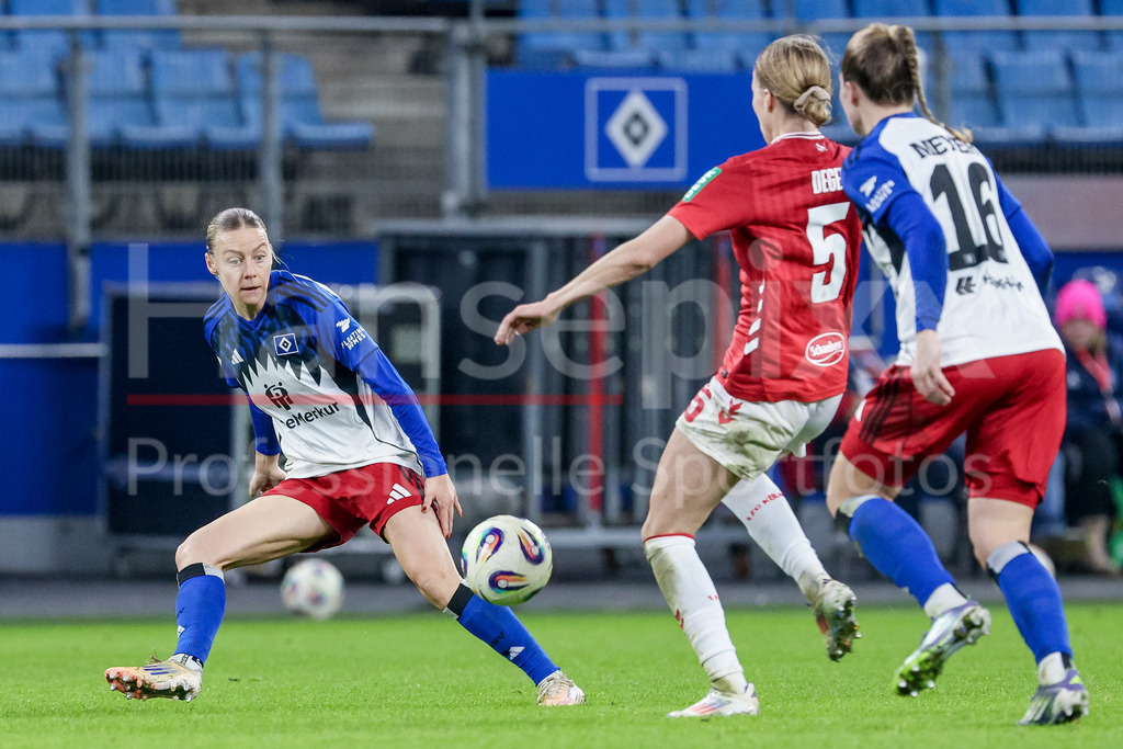 Fussball, Google Pixel Frauen-Bundesliga, Hamburger SV - 1. FC Köln | Sophie Hillebrand (Hamburger SV, 22) am Ball, Einzelbild, Ganzkörper, Aktion, Action, Spielszene, DIE DFB-RICHTLINIEN UNTERSAGEN JEGLICHE NUTZUNG VON FOTOS ALS SEQUENZBILDER UND/ODER VIDEOÄHNLICHE FOTOSTRECKEN. DFB REGULATIONS PROHIBIT ANY USE OF PHOTOGRAPHS AS IMAGE SEQUENCES AND/OR QUASI-VIDEO.