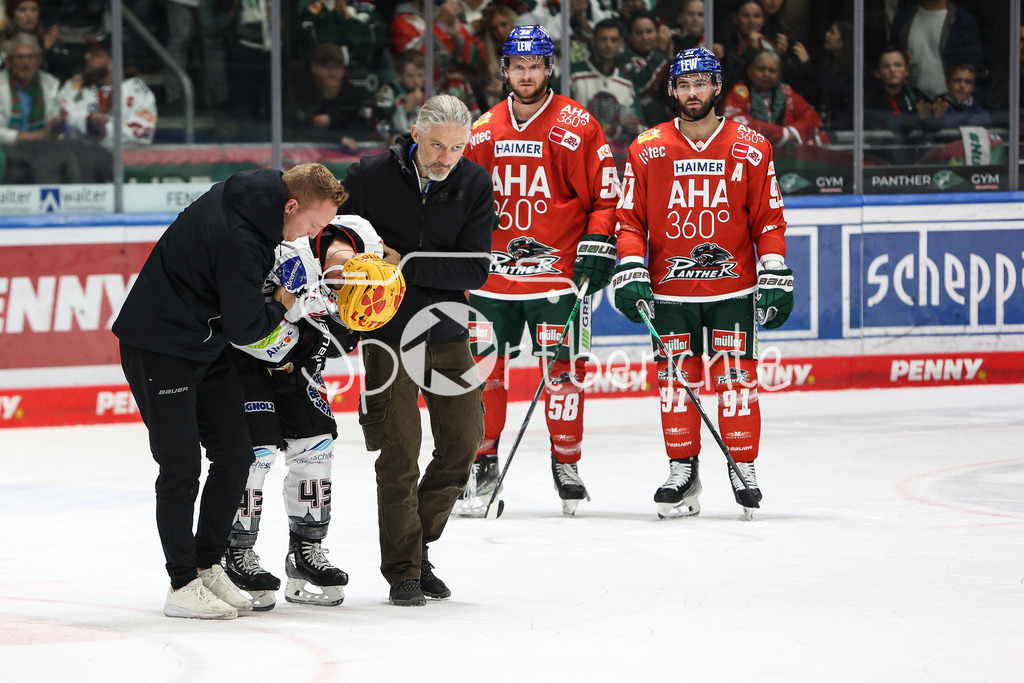 Augsburger Panther - Fischtown Pinguins Bremerhaven | Der verletzte Skyler McKENZIE (BHV #43) wird vom Eis gebracht