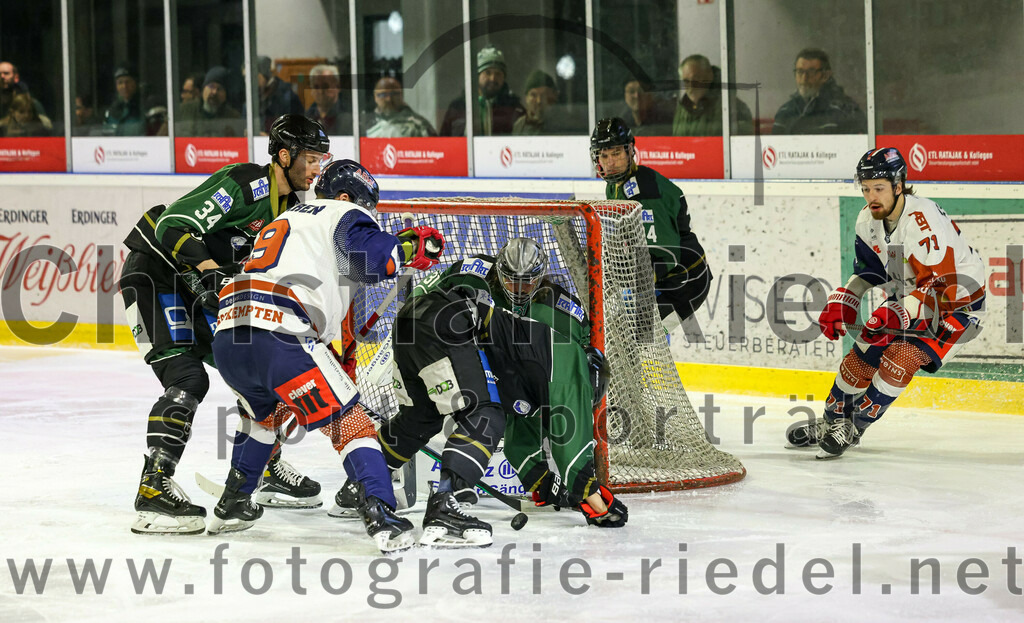 2023-03-03_032_TSV_Erding_gegen_ESC_Kempten | Erding, Deutschland, 03.03.2023:
Eishockey, Bayernliga Playoffs 2022 / 2023, Viertelfinale, TSV Erding gegen ESC Kempten, Endergebnis: 9:3

Bastian Cramer (Erding Gladiators, #34), Michel Maaßen (ESC Kempten, #9), Sebastian Busch (Erding Gladiators, #11), Torwart Christoph Schedlbauer (Erding Gladiators, #31), Lukas Krämmer (Erding Gladiators, #24), Anton Zimmer (ESC Kempten, #71)

Foto: Christian Riedel / fotografie-riedel.net