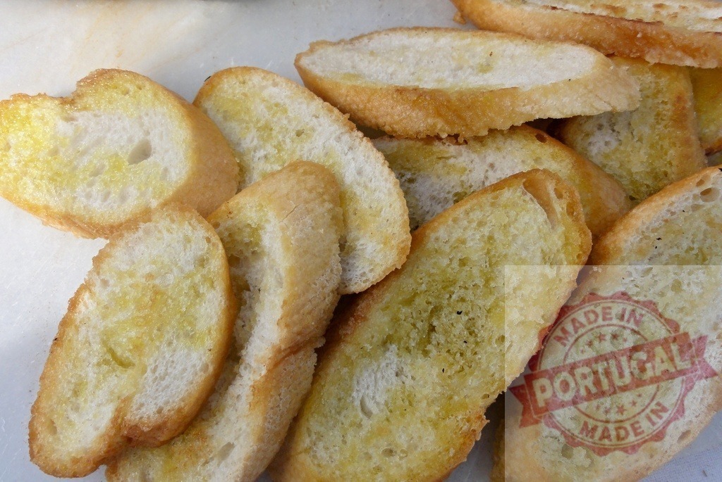 Crostini bread slices preparing with olive oil | Crostini bread slices covered in olive oil as a snack or appetizer - Realisiert mit Pictrs.com