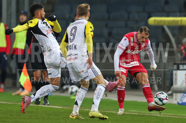 Austrian Bundesliga: Grazer AK 1902 vs LASK | GRAZ, AUSTRIA, 13.DEC.25 - SOCCER - ADMIRAL Bundesliga, Grazer AK 1902 vs LASK. The image shows Andres Andrade (Lask), Krystof Danek (Lask) and Murat Satin (GAK).