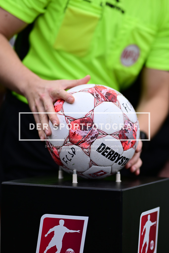 Fußball I Herren I Saison 2025-2026 I Regionalliga Nord I 21. Spieltag I FC St. Pauli II - VfB Lübeck I 32201 | Symbol, Symbolfoto, Symbolbild, Sinnbild, Bildsymbol, Darstellung, Signum: Fußball, Fussball, auf dem Boden, Abschlag, Abstoß, Fußballschuh, Schuh, Ball, Podest, Ballhalter, halterung, NFV - Realisiert mit Pictrs.com