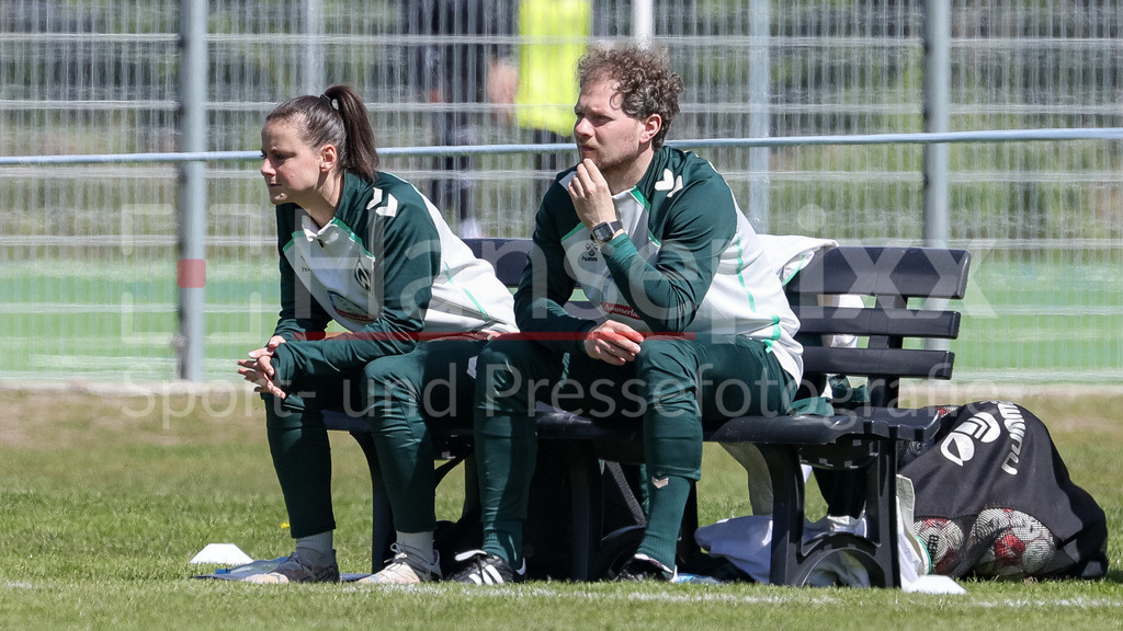 Fussball, Regionalliga Nord Frauen, ATS Buntentor - SV Werder Bremen II | v.li.: Jasmin Sehan (Co-Trainerin, SV Werder Bremen II) und Julian Möller (Co-Trainer, SV Werder Bremen II)
