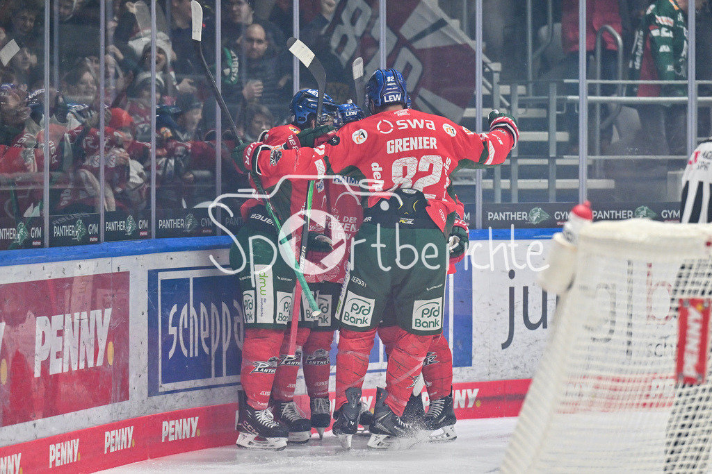 Augsburger Panther - ERC Ingolstadt | AUGSBURG, GERMANY - 12. DECEMBER: Jubel der Panther nach dem Treffer zum 1-0 durch D. J. BUSDEKER (Augsburger Panther 14) / Tor / Torschuetze / Freude / Happy während dem Match zwischen den Augsburger Panthern und dem ERC Ingolstadt am 27. Spieltag der Penny DEL im Curt Frenzel Stadion