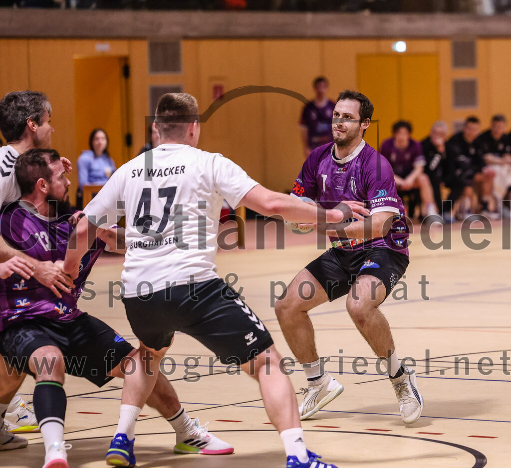 2025-02-15_056_SpVgg_Altenerding_gegen_SVW_Burghausen | Erding, Deutschland, 15.02.2025:Handball, Bezirksoberliga Männer 2024 / 2025, 16. Spieltag, SpVgg Altenerding gegen SVW Burghausen, Endergebnis: 32:31Thomas Reitmeier (SVW Burghausen, #18), Sebastian Forster (SpVgg Altenerding, #13), Christian Schreyer (SVW Burghausen, #47), Simon Rüdiger (SpVgg Altenerding, #7)Foto: Christian Riedel / fotografie-riedel.net