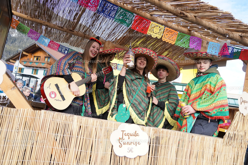 news-2023-Feb11-Fasching-Weissenbach-DSC01946 | Info aus dem Bezirk Reutte/Ausserfern Tirol sowie eine umfangreiche Bilddatenbank über die gesamte Region: Lechtal, Talkessel Reutte, Tannheimertal, Zwischentoren. Lech, Plansee, Zugspitze, Grenztunnel, B179, Fernpassstraße, Verkehr, Lawinen, Tradition, - Realisiert mit Pictrs.com