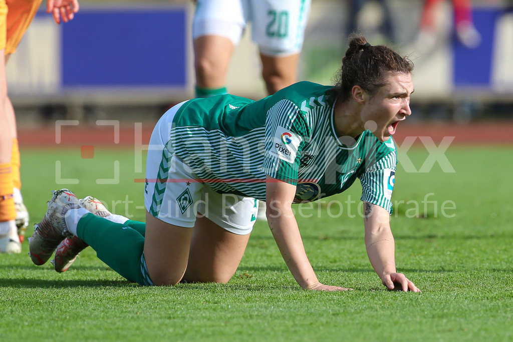 Fussball, Google Pixel Frauen-Bundesliga, SV Werder Bremen - TSG 1899 Hoffenheim | v.li.: Sophie Weidauer (SV Werder Bremen, 9) kniet am Boden, reklamiert, beschweren, portestiert, meckern, Protest, DIE DFB-RICHTLINIEN UNTERSAGEN JEGLICHE NUTZUNG VON FOTOS ALS SEQUENZBILDER UND/ODER VIDEOÄHNLICHE FOTOSTRECKEN. DFB REGULATIONS PROHIBIT ANY USE OF PHOTOGRAPHS AS IMAGE SEQUENCES AND/OR QUASI-VIDEO.