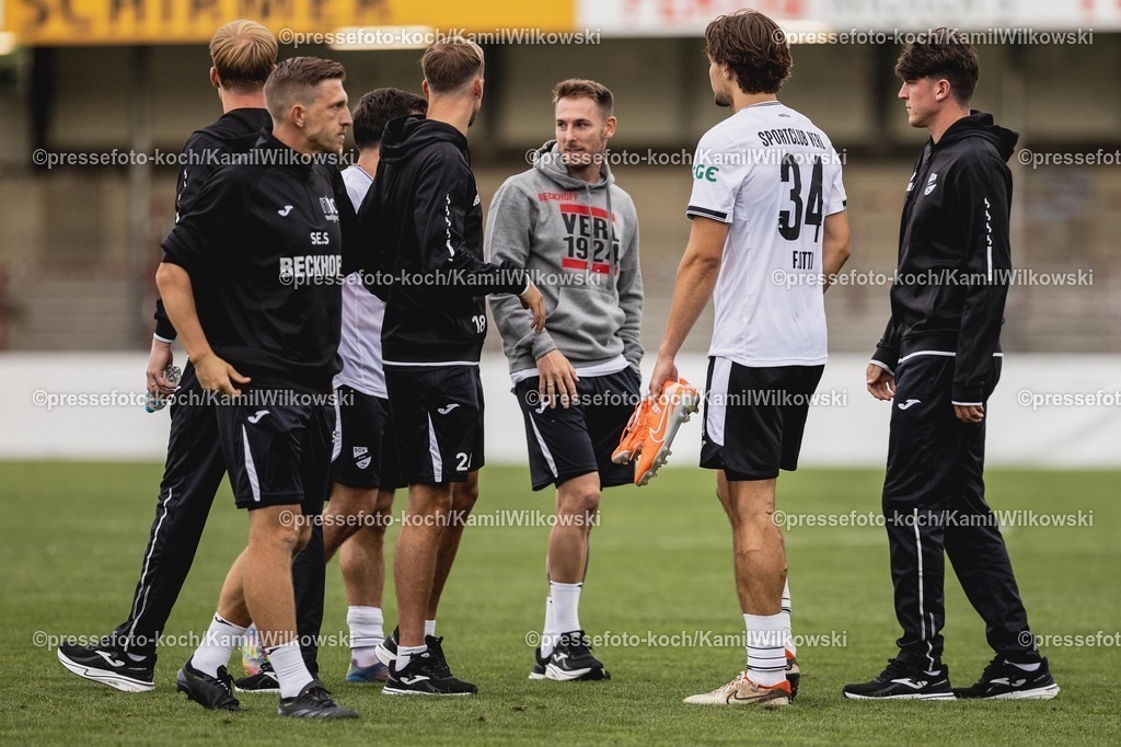 xkwi15072501071 | 15.07.2025, xkwix, Fußball, SC Verl - 1. FC Bocholt, Sportclub Arena: Verler Betreuerteam nach Abpfiff