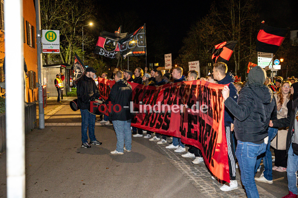Demo für den Erhalt der Eishalle Peißenberg | Demo für den Erhalt der Eishalle Peißenberg, Demo für den Erhalt der Eishalle Peißenberg, 20241030,,2024-10-30 in Peißenberg (Moosleitenparkplatz)Copyright: WolfgangxLindner