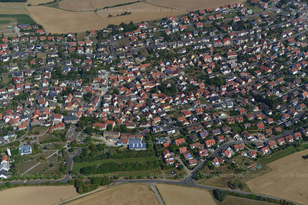 3650565 | EISINGEN 13.09.2016 Wohngebiet - Mischbebauung der Mehr- und Einfamilienhaussiedlung  in Eisingen im Bundesland Bayern, Deutschland // Residential area - mixed development of a multi-family housing estate and single-family housing estate  in Eisingen in the state Bavaria, Germany Foto: Gerhard Launer