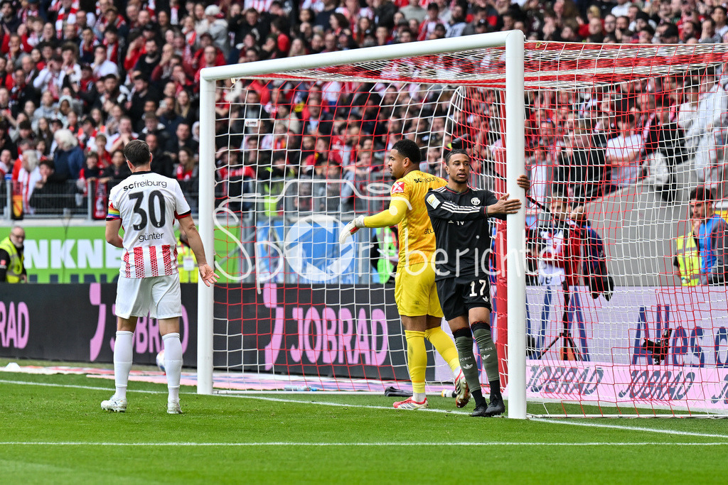 SC Freiburg - FC Bayern München | FREIBURG, GERMANY - 04. APRIL: in dieser Szene ärgert sich Michael OLISE (FC Bayern Munich 17) über eine vergebene Chance während dem Bundesligamatch zwischen dem SC Freiburg und dem FC Bayern München am 28. Spieltag im Europa-Park Stadion / DFL REGULATIONS PROHIBIT ANY USE OF PHOTOGRAPHS AS IMAGE SEQUENCES AND/OR QUASI-VIDEO