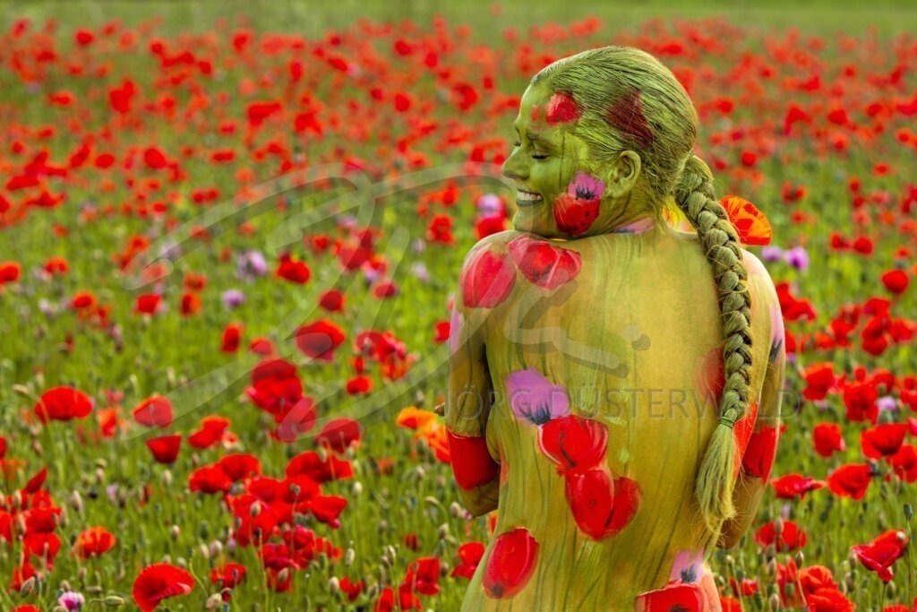 NatureArt-ROTMOHN_2035b | Langer Zopf im Mohn | #007 | Modell: Tatjana Heinz | Foto: Andreas P. - Realisiert mit Pictrs.com