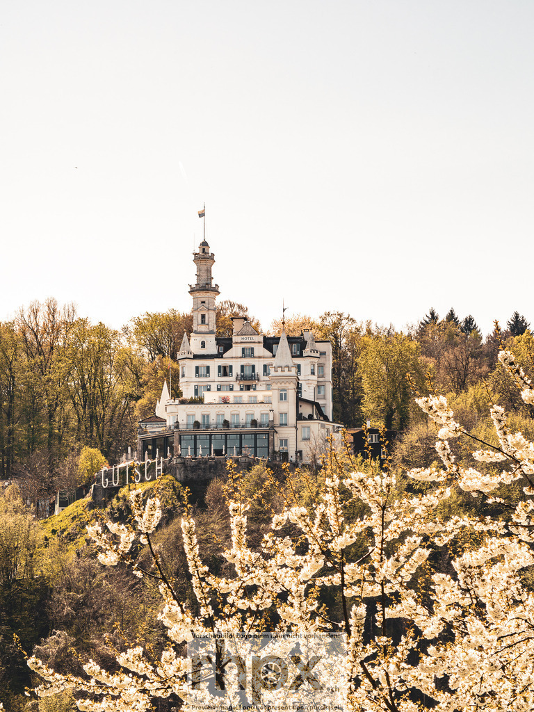 Château Gütsch Luzern – Frühling mit Blüten und Stadtblick | Frühlingshafte Perspektive auf das Château Gütsch oberhalb von Luzern. - Realisiert mit Pictrs.com