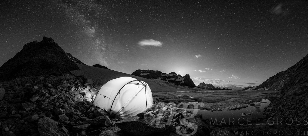 red tent camping at a glacier lake in the swiss alps | Die ideale Geschenkidee für Naturliebhaber. Naturbilder von Marcel Gross Photography für ihr Zuhause in den verschiedensten Formaten und Materialien. - Realisiert mit Pictrs.com
