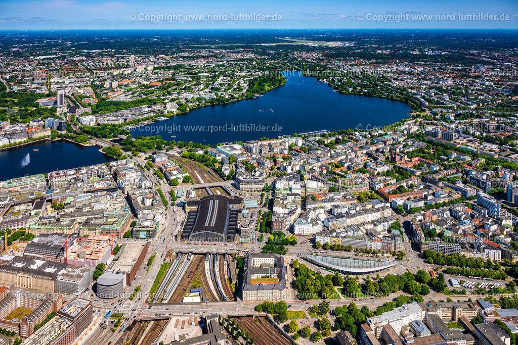 Hamburg_Alster_Hauptbahnhof_ELS_0456200625 | HAMBURG 20.06.2025 Stadtansicht vom Innenstadtbereich und Hauptbahnhof bis Ballindamm an der Alster in Hamburg. // City view from the city center and main station to Ballindamm on the Alster in Hamburg. Foto: Martin Elsen