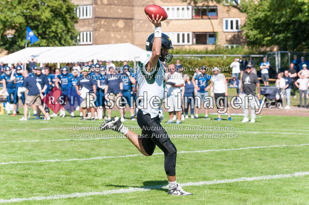 American Football, Saison 2022, Regionalliga Nord, Hamburg Blue Devils - Oldenburg Knights, Dr.-Hermann-Schnell-Sportplatz (Hamburg), 06.08.2022, 07. Gameweek | Murdock Rutledge (#8, Oldenburg, Quarterback) jubelt, als er den Ball selbst über die Goalline in die Endzone trägt.