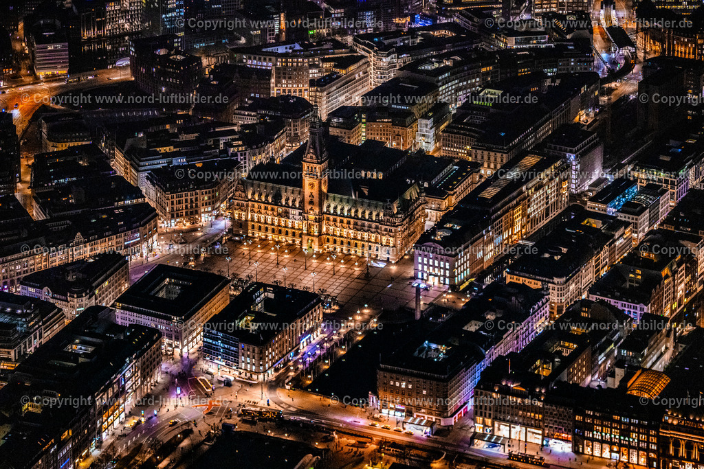 Hamburg_Rathaus_Nachtaufnahme_ELS_7220060325 | HAMBURG 06.03.2025 Nacht- Lichter und Beleuchtung Gebäude des Rathauses der Stadtverwaltung am Marktplatz der Innenstadt in Hamburg, Deutschland. // Night lighting town Hall building of the City Council at the market downtown in Hamburg, Germany. Foto: Martin Elsen