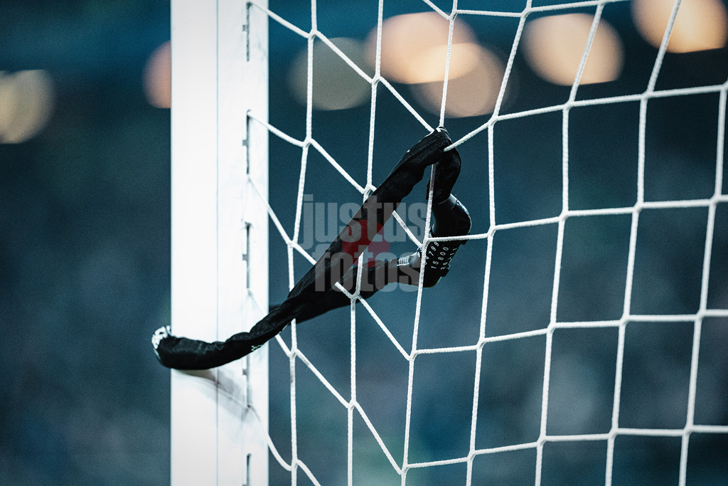 Fußball | Männer | Saison 2023/2024 | 2. Fußball-Bundesliga | 21. Spieltag | Hamburger SV vs. Hannover 96 | 09.02.2024 | HSV Fans sabotieren das Spiel aus Protest mit Schlössern im Tor