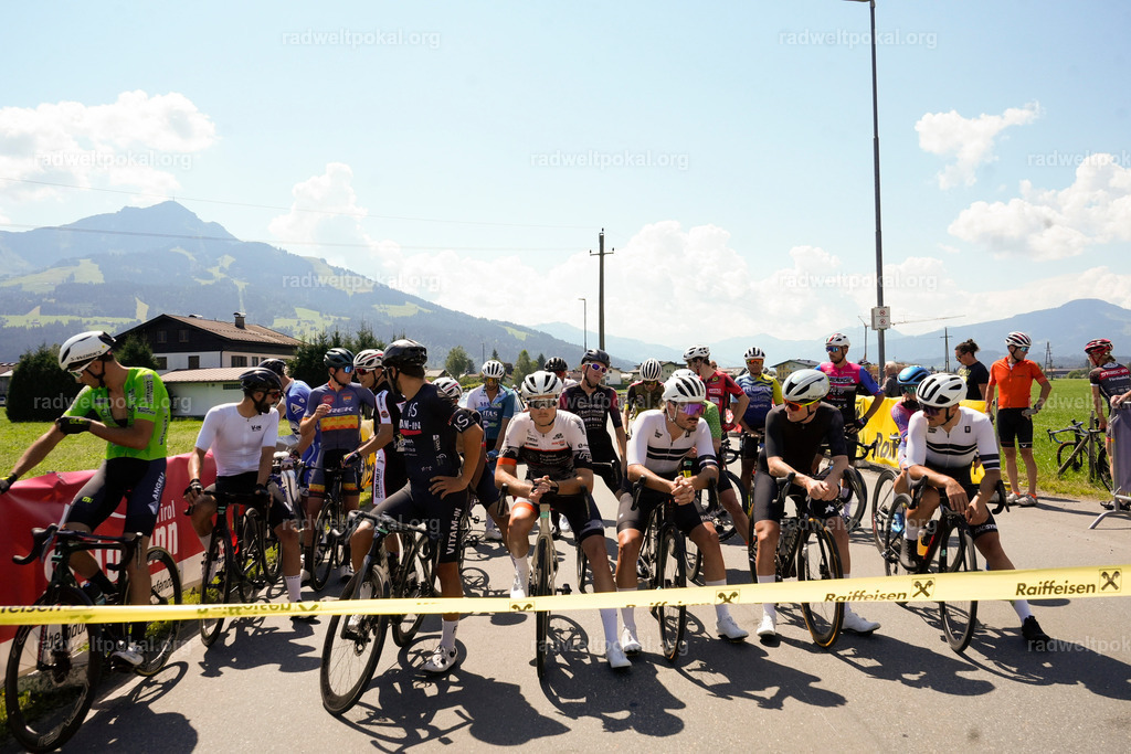 86_20230817_Bewerb_Maenner_Muehlanger | AUT - OESTERREICH, 2023-08-16: SPORT RENNRAD-FAHREN - 55. INTERNATIONALER RADWELTPOKAL IN ST. JOHANN IN TIROL  - Vintage-Radrennen mit WM-Bronze-Medaillen-Siegerin Christina Schweinberger, den Teilnehmer und Alexander Baumann (vom Orginastions-Team) - TAG 2 BEWERB MAENNER IN SECHS GRUPPEN  ; Foto: Roland Muehlanger