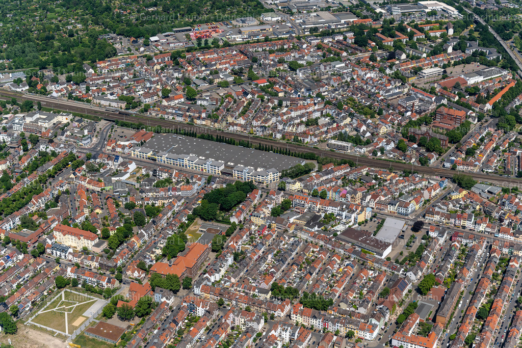 4029443 | BREMEN 01.06.2020 Wohngebiet der Mehrfamilienhaussiedlung im Ortsteil Westend in Bremen, Deutschland. // Residential area of the multi-family house settlement in the district Westend in Bremen, Germany. Foto: Gerhard Launer