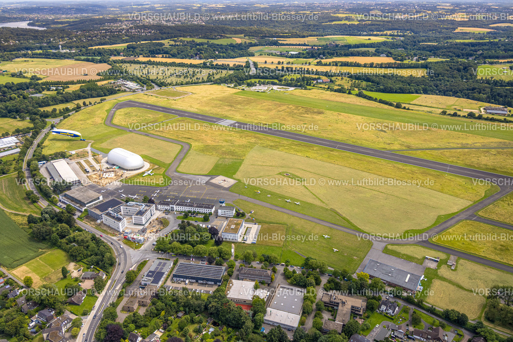 Muelheim240702597 | Luftbild, Flughafen Essen/Mülheim, Startbahn und Landebahn, Baustelle neben der Luftschiffhalle und Zeppelin Goodyear, Baustelle und Neubau Bürohäuser mit Parkhaus am Beykozplatz, parkende Flugzeuge, Holthausen - Südost, Mülheim an der Ruhr, Ruhrgebiet, Nordrhein-Westfalen, Deutschland
