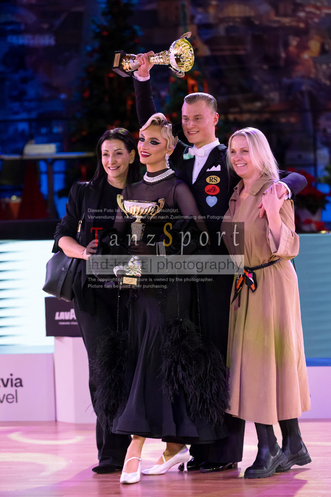 20241215_WDSF_Int_Open_Std-Riga-9989 | Tanzsportbilder, Standardtanz, Lateintanz, WDSF, DTV, LTVB, dancecomp, goc, hessen tanzt, blaues band der spree, walzer, tango, wiener walzer, slowfox, quickstepp, samba, rumba, cha-cha-cha, paso doble. jive, hd-kroft photography, turniertanzsport