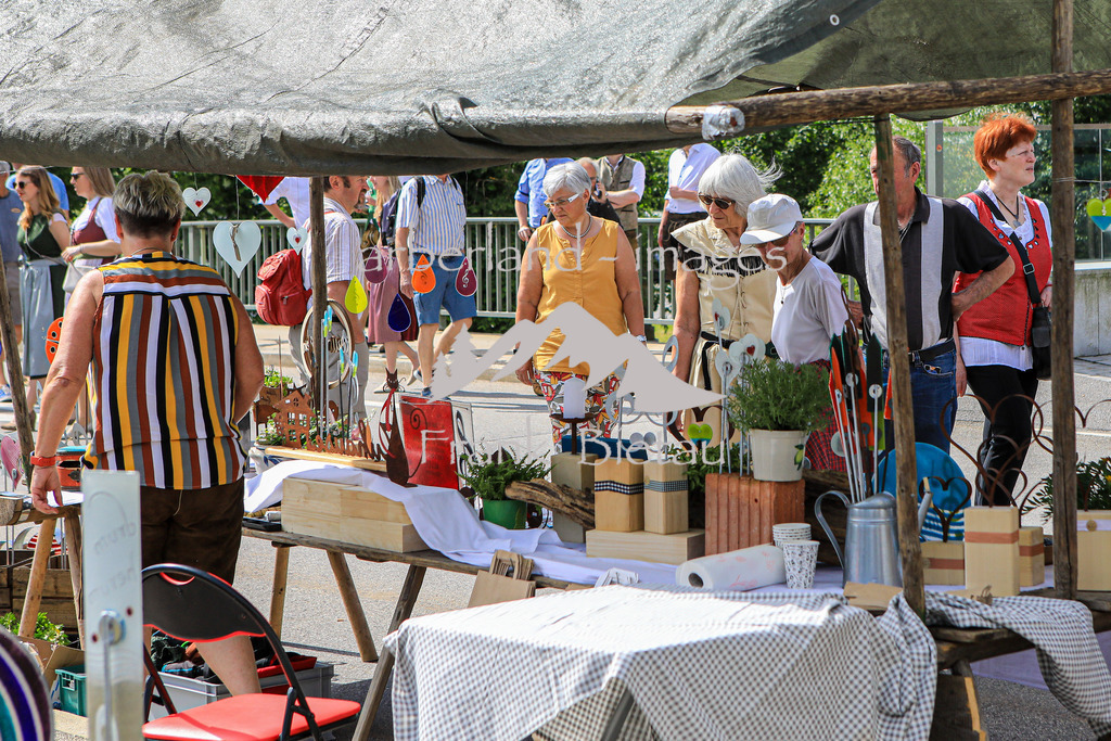 OE7A3775 | der Kunsthandwerkermarkt am Pfingstsonntag, bereits am frühen Vormittag gut besucht
