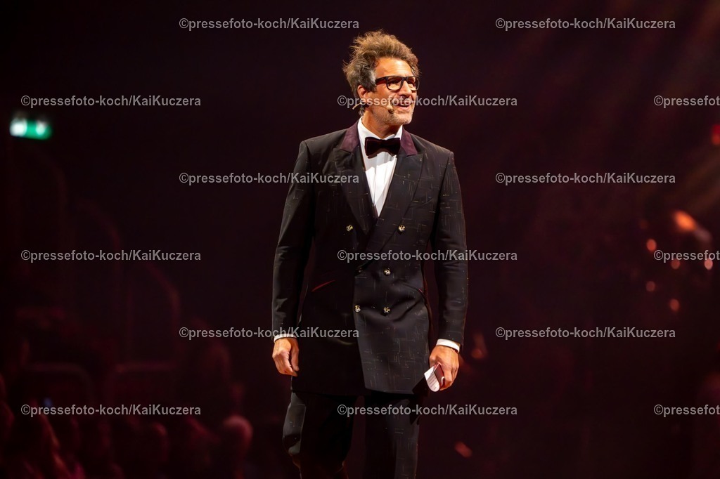 xKKUx15112501014 | 15.11.2025, xkkux, Düsseldorf, Let's Dance die Tour 2025 im PSD Bank DOME. Moderator Daniel Hartwich auf der Bühne 