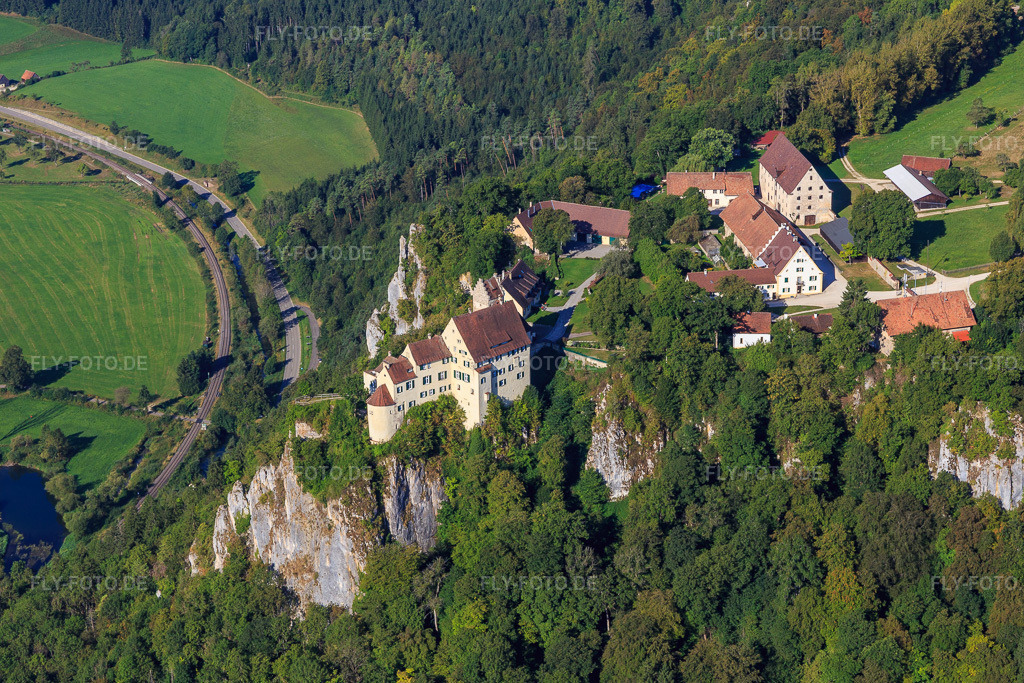 Luftbild: Schloss Werenwag (Langenbrunn) am Schreyfels Kletterfelsen über der Donau im Ortsteil Hausen im Tal in Beuron im Bundesland Baden-Württemberg in Deutschland. Foto: IMG_094227.jpg vom 27.08.2016 durch Werner Riehm/FLY-FOTO.deSCHLOESSER-BAWUE.DE.TL