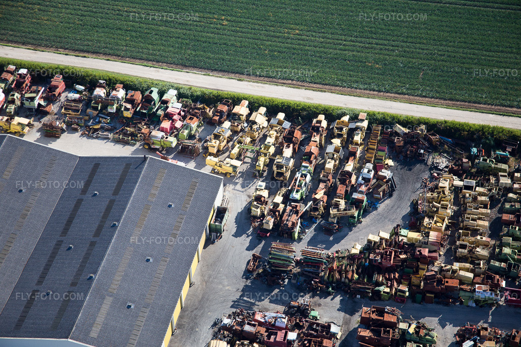 Aerial view: View of the town in Talcy in the state Loir et Cher, France. – Photo: IMG_082209.jpg taken on 06/20/2015 by Werner Riehm/FLY-FOTO.com – Resolution of the original: 5472 x 3648 px