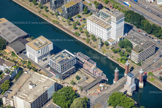 Duisburg220702081 | Luftbild, Innenhafen mit Ausflugsboot Weisse Flotte, Schwanentorbrücke, Calais Platz, THYSSEN STAHLUNION GmbH Gebäude, Kaßlerfeld, Duisburg, Ruhrgebiet, Nordrhein-Westfalen, Deutschland