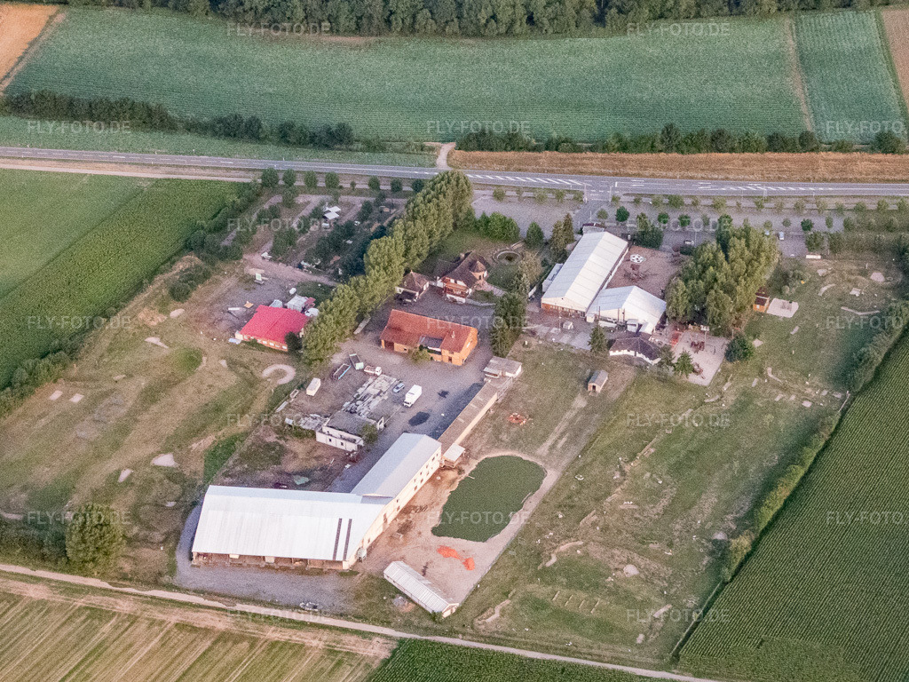 Luftbild: Fussballgolfpark Südpfalz und Adamshof Kandel in Kandel im Bundesland Rheinland-Pfalz in Deutschland. Foto: P7130252.jpg vom 13.07.2017 durch Werner Riehm/FLY-FOTO.deWWW.FUSSBALLGOLFPARK-SUEDPFALZ.DE