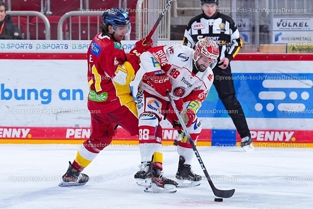 xYDRx18112501005 | 18.11.2025, xydrx, Eishockey, DEL2, Düsseldorfer EG - Eispiraten Crimmitschau, PSD Bank Dome Düsseldorf: Ture Linden (Düsseldorfer EG #71) im Zweikampf gegen Dylan Wruck (Eispiraten Crimmitschau #88)