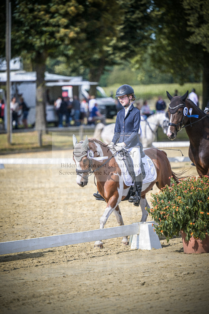 DOS_9059 | Entdecke hochwertige Reitturnierfotos von Foto Oger. Professionell, emotional und authentisch – jetzt Lieblingsmomente im Shop bestellen.Deutschlandweite Turnierfotografie. - Realisiert mit Pictrs.com