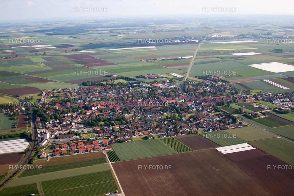Ortsansicht der Straßen und Häuser der Wohngebiete | Luftbild: Ortsansicht der Straßen und Häuser der Wohngebiete in Bergtheim im Bundesland Bayern in Deutschland. Foto: IMG_66198.jpg vom 30.05.2014 durch Werner Riehm/FLY-FOTO.de - Realisiert mit Pictrs.com