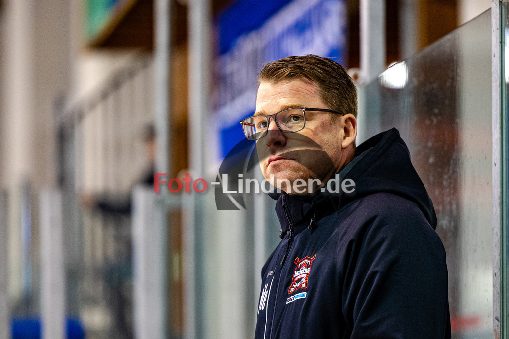 HC Landsberg Riverkings vs TSV Peißenberg Miners | Eishockey Bayernliga 2023/2024, HC Landsberg Riverkings vs TSV Peißenberg Miners, 20231217,
Stefan Ihsen (Miners Trainer),
2023-12-17 in Landsberg (Eisstadion)
hc Stefan Ihsen (Miners Trainer)
Copyright: WolfgangxLindner foto-lindner.de