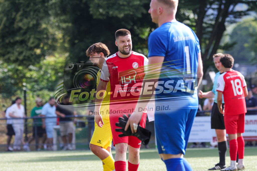 FC RW Kirchlengern - SuS Bad Westernkotten | Auf dem Bild zu sehen: Rot FC RW Kirchlengern: Dennis QuirinFC RW Kirchlengern, SuS Bad Westernkotten, Saison 26/27, Westfalenliga, Kirchlengern, Deutschland - Realisiert mit Pictrs.com