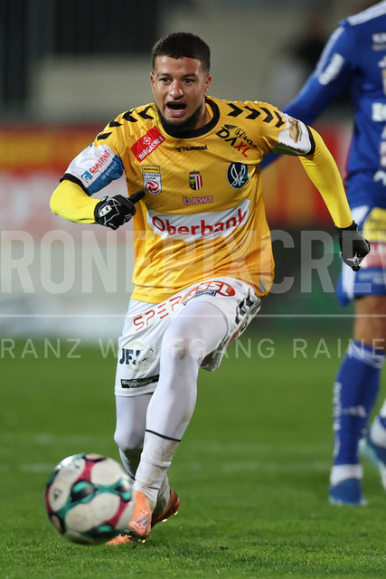 TSV Egger Glas Hartberg vs SV Oberbank Ried – Austrian Bundesliga Match | The image shows Yusuf Maart (Ried) want to catch the ball, at the Bundesliga match TSV Hartberg vs SV Ried at Profertil Arena Hartberg. 22.11.2025