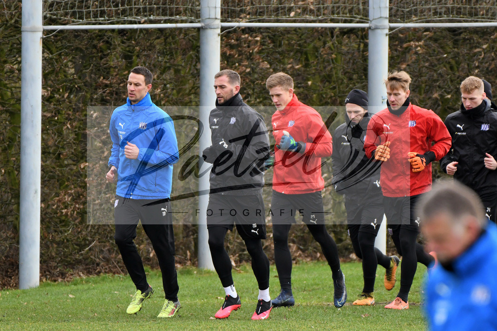 20200130_TRAOSN_0006 | Fußball, Herren: . Die Spieler vom VfL Osnabrueck waermen sich auf waehrend der Trainingseinheit des VfL Osnabrueck im Sportpark Illoshoehe am 30.01.2020 in Osnabrueck, Deutschland. - Realisiert mit Pictrs.com