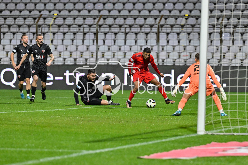 FC Bayern Amateure - TSV Buchbach | im Duell Tobias HEILAND (TSV Buchbach #15) und Emirhan DEMIRCAN (FC Bayern München II #11) / Zweikampf / Regionalliga Bayern: FC Bayern München II - TSV Buchbach, Gruenwalder Stadion am 27.09.2024