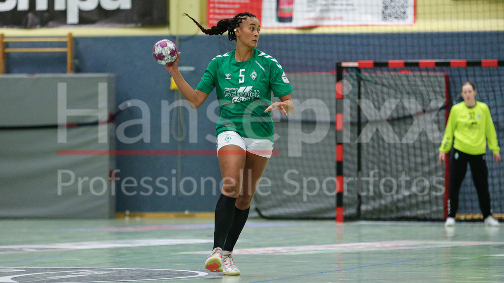 Handball, 2. Bundesliga Frauen, HL Buchholz 08-Rosengarten - SV Werder Bremen | v.li.: Naomi Conze (SV Werder Bremen, 5) am Ball, Spielszene, Aktion, Action