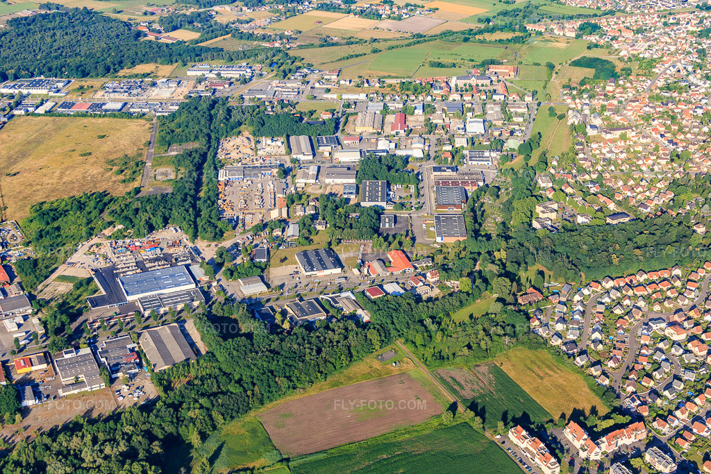 Aerial view: Industrial area Rue Branly with SUEZ RV NORD EST, Auchan Supermarché Haguenau Château and Charl'Antoine Alsace (Haguenau) in the district Zone Activite Aerodrome in Hagenau in the state Bas-Rhin, France. – Photo: IMG_082937.jpg taken on 06/26/2015 by Werner Riehm/FLY-FOTO.com – Resolution of the original: 5472 x 3648 px – Auchan Supermarché Haguenau Château. Horaires magasins et catalogues, Station Service – Déménagement Charlantoine