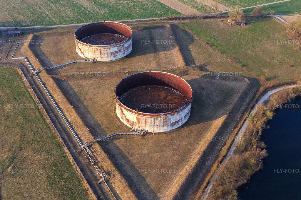 Luftbild: Zwei alte Öltanks des ehemaligen Tanklagers in Jockgrim im Bundesland Rheinland-Pfalz in Deutschland. Foto: IMG_113238.jpg vom 23.03.2019 durch Werner Riehm/FLY-FOTO.de