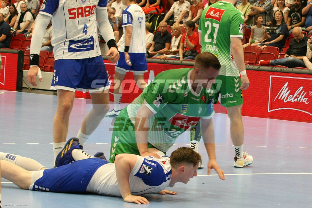 GWD Minden´- VFL Gummersbach | Sveinn Johannsson über Ole Pregler - © Sportfoto-Sale (MK) - Realisiert mit Pictrs.com