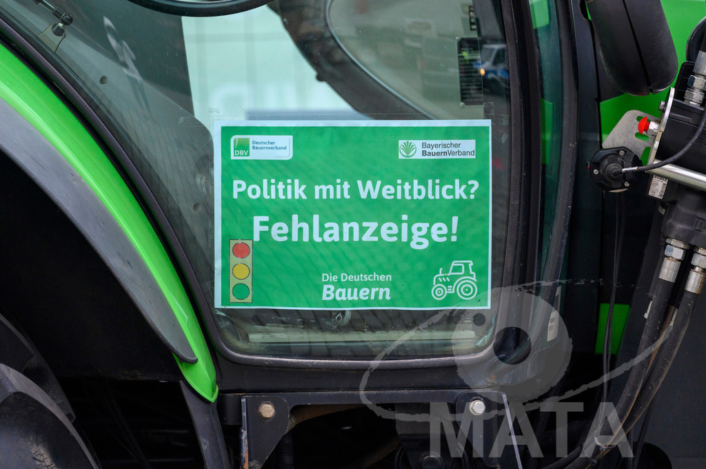 _DWA4124 | Bauerndemo gegen Agrarpolitik der Bundesregierung  auf dem Straße Obstmarkt und Hauptmarkt . Nürnberg, 08.01.2024 - Realisiert mit Pictrs.com