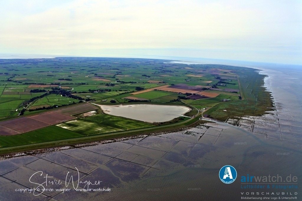 Luftbilder Everschopsiel Hafen | Der Hafen von Everschopsiel bietet verschiedene Liegeplätze für Boote, darunter eine Pier vor dem Schöpfwerk, die häufig von Fischkuttern der Region genutzt wird. Weiterhin gibt es gute Liegemöglichkeiten an der Steganlage für 6-10 Yachten. Der Grund besteht aus weichem Schlick und die Zufahrt erfolgt von der Hever über ein trocken fallendes, privat bezeichnetes Fahrwasser