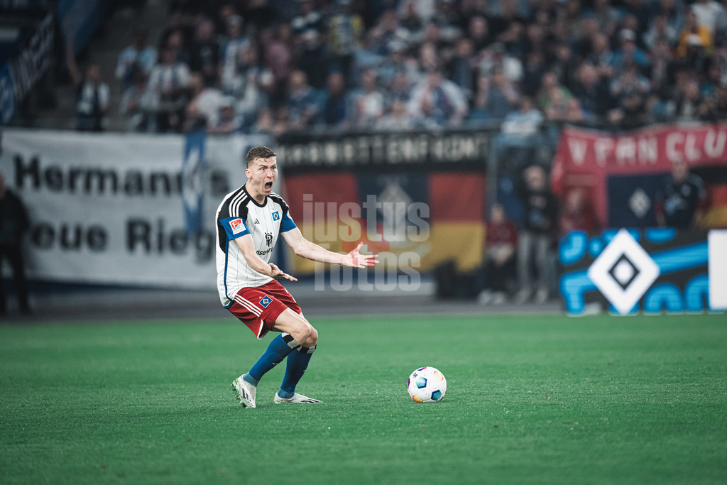 Fußball | Männer | Saison 2023/2024 | 2. Fußball-Bundesliga | Hamburger SV vs. Fortuna Düsseldorf | 29.09.2023 | Ignace Van Der Brempt (#22, HSV) kann den Pfiff des Schiedsrichters nicht nachvollziehen