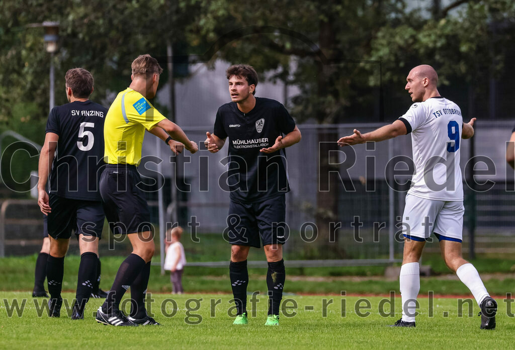 2023-09-03_042_SV_Anzing_gegen_TSV_Ottobrunn | Anzing, Deutschland, 03.09.2023:
Fußball, Kreisliga 2023 / 2024, Testspiel, 3. Spieltag, Endergebnis: 3:0

Schiedsrichter Maximilian Biertümpfel, Kilian Blumberg (SV Anzing, #8), Simon Pleninger (TSV Ottobrunn, #9)

Foto: Christian Riedel / fotografie-riedel.net